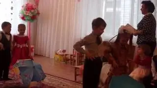 Танец с зонтиками