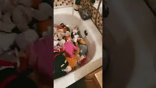 полная ванна игрушек