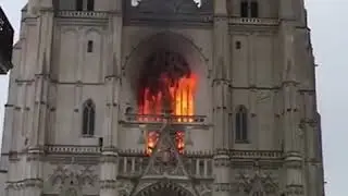 Во Франции снова полыхает старинный собор. Пожар во Франции. 2020 может хватит?