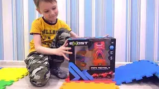 Макс открывает и играет в игрушечную машинку Мини Револьт
