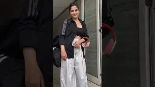 #artisingh flaunts her abs in #gym #outfit #shorts #bollywood #television #mumbai