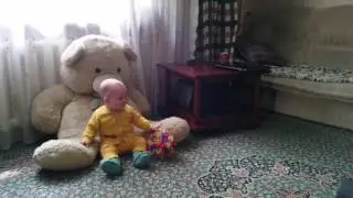Ребенок радуется родным