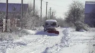 Луаз чистит заснеженную дорогу