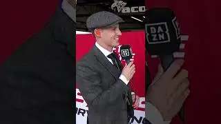 Pedro Acosta, en modo leyenda valorando el 'outfit' de Peaky Blinder de Pol Espargaró 😜