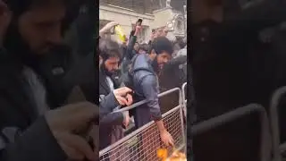 В центре Лондона сожгли флаг Дании.