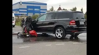 Мотоциклиста увезли в больницу после встречи с внедорожником под Петербургом