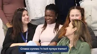 Dathlu nyrsys tramor ym Mae Abertawe
