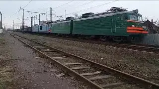 Локомотивы ВЛ11м и ВЛ10 проследуют станцию Мукачево с товарным поездом