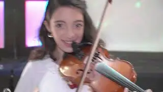 אני מנגנת בכניסה לבת מצווה שלי!