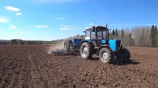 Посевная в самом угаре. Два МТЗ-82 с сеялками БЫСТРИЦА. Трактор Кировец К-739ст с дискатором.