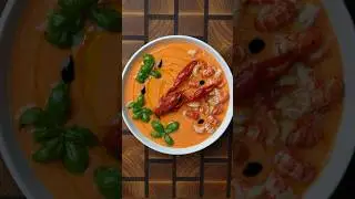 Gazpacho with crayfish! 🍲🦞🤌🏻 simple way to add elegance to a classic soup.