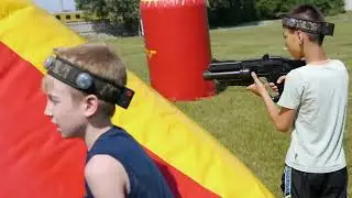 Хоккеисты играют в спортивный лазертаг