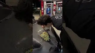 🚗😂 Он всех обманул, превратив свою McLaren в «держатель для напитков»!