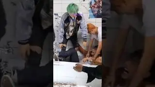 The Way BTS Put Taehyung In The Bathtub 🛁🐯 Poor Taetae 😂 #shorts #taehyung #bts