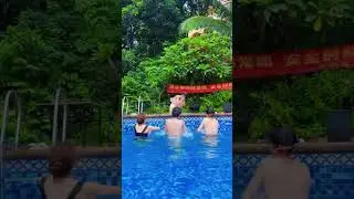 小丑帮助白天使克服水。#天使 #小丑 #超人不会飞