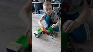 Лев собирает камни строительной техникой
