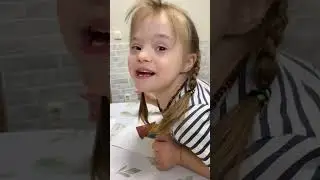 Алиса рисует.