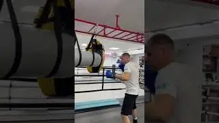При ударе сбоку, сила и мощь создаётся в основном поворотом корпуса.