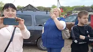 Участники автопробега по памятным местам Козельского района поют "Катюшу"
