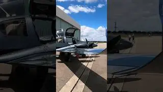 Какой красавчик самолёт мне попался. Где это он?  #угадайгде #самолёт