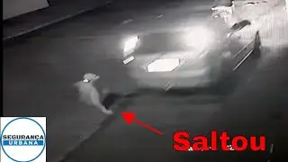 Bandido Ninja Pula de Carro em Movimento Para Fugir de Policiais  #shorts