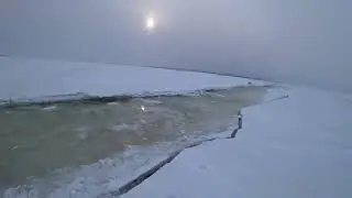 Проскочили щель Спасла льдина