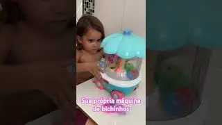 Dei esse brinquedo em Outubro pra ela, mas só agora ela aprendeu a brincar. #bebêengraçado #criança