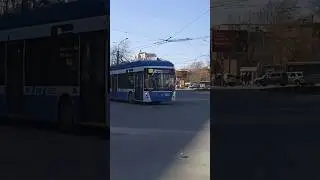 35 троллейбус на повороте