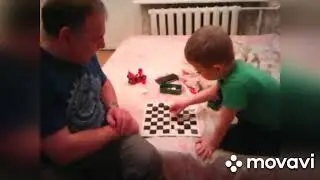 ВНУК ИГРАЕТ В ШАШКИ С ДЕДОМ/ПОБЕДИТЕЛЬ/ДРУЖЕСКОЕ РУКОПОЖАТИЕ