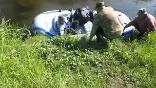 Три батискафа ( толстичка) загружаются в лодку.