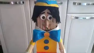 Pinóquio feito de caixa de leite