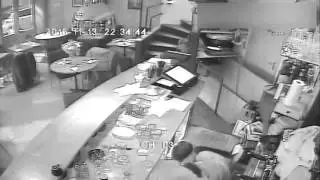 FRANSA SALDIRI ANI GÜVENLİK KAMERASI PARİS
