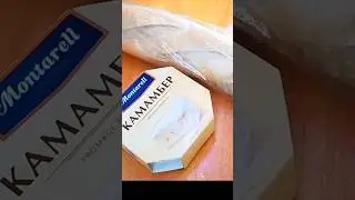 Сыр камамбер с душистым чесноком и прованскими травами в духовом шкафу