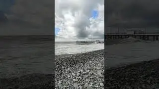 На море сильное волнение, а над морем такой сильный ветер, что чаек сносит)