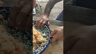 How to eat pilaf with your hand