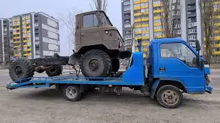 Китайский грузовик эвакуатор FOTON BJ 1043 везет ГАЗ-66 на себе