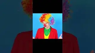 Клоун выливает землю с тараканами