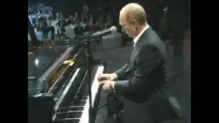 Путин играет Grausamkeit – Götterkrieg на пианино