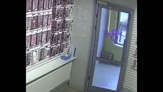 В питерском Кудрово мадам зашла в интимный магазин, взяла необходимые ей игрушки и... просто вышла 😅