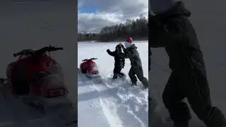 Дети застряли в поле на снегоходе