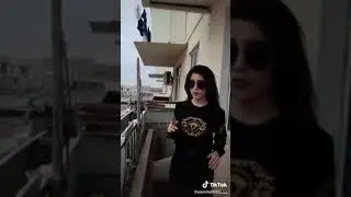 Девушка танцует и кайфует