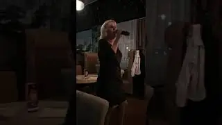 Обожаю петь в караоке!