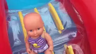 Катя и кукла Лола купаются в новом бассейне с горкой и веселятся вместе! Видео для детей   0+