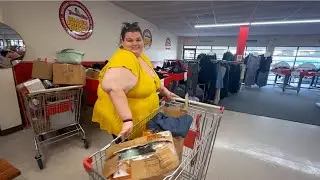 Thrifting & the Asian Market w/ my friend Moss! Pls first day IOP