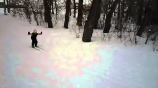 Ехать на лыжах с горы без палок. Прикольно!