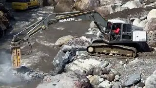 Kerja Keras Operator Di Progres KM 66 Lembah Anai