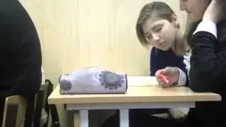 Девушка засыпает не лекции