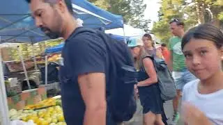 Фермерский рынок в городке Мейерс, Калифорния.
