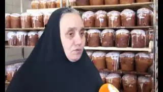 В пекарне Спасо-Преображенского монастыря замешивают тесто для куличей