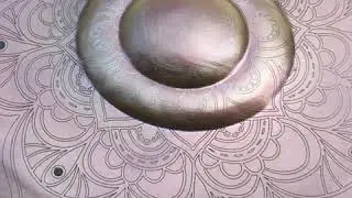 Handpan aus Edelstahl mit Mandala in der Mitte. Stimmung C Aegean